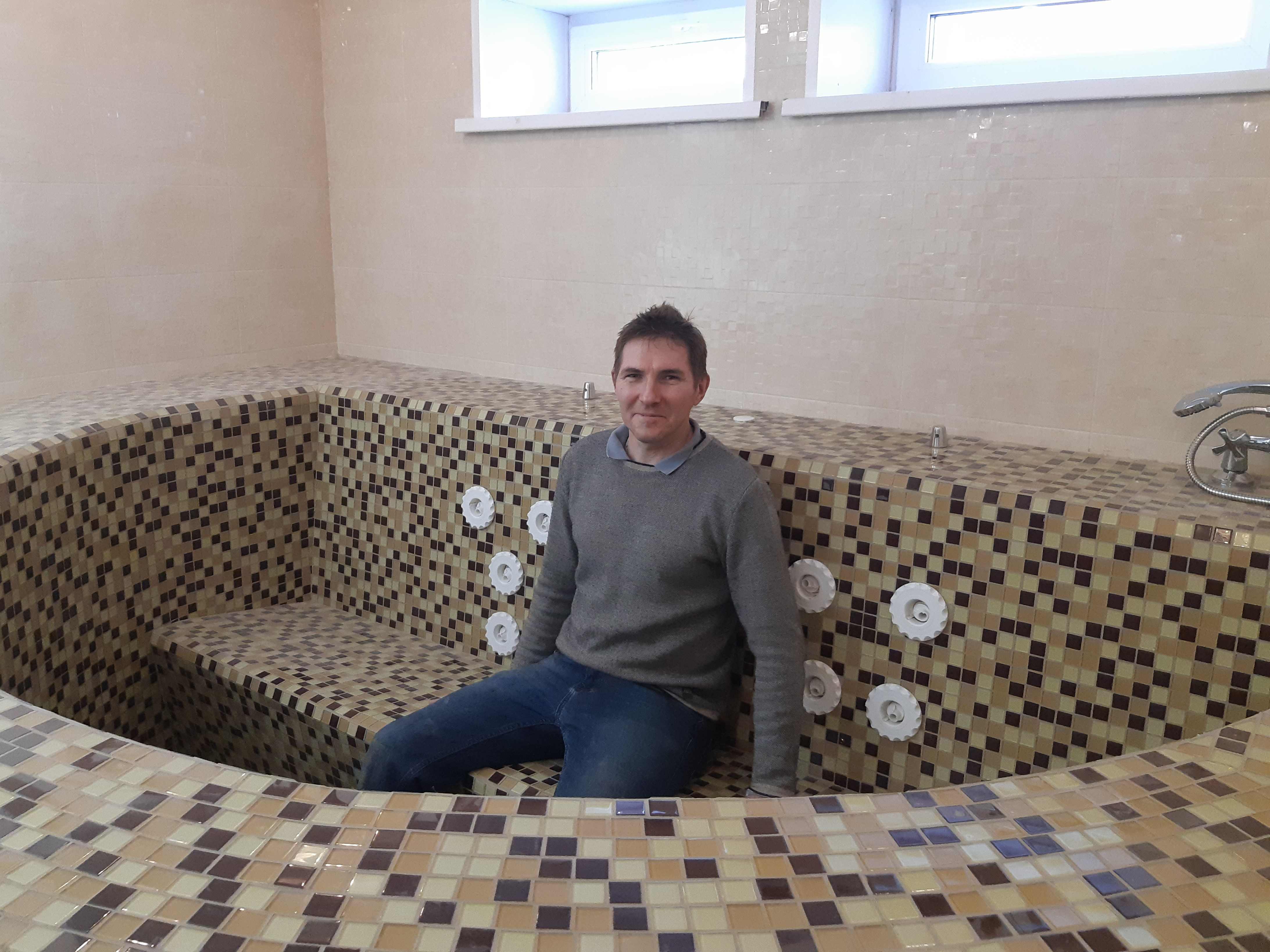  Гидромассажный бассейн с двумя гидромасажными местами